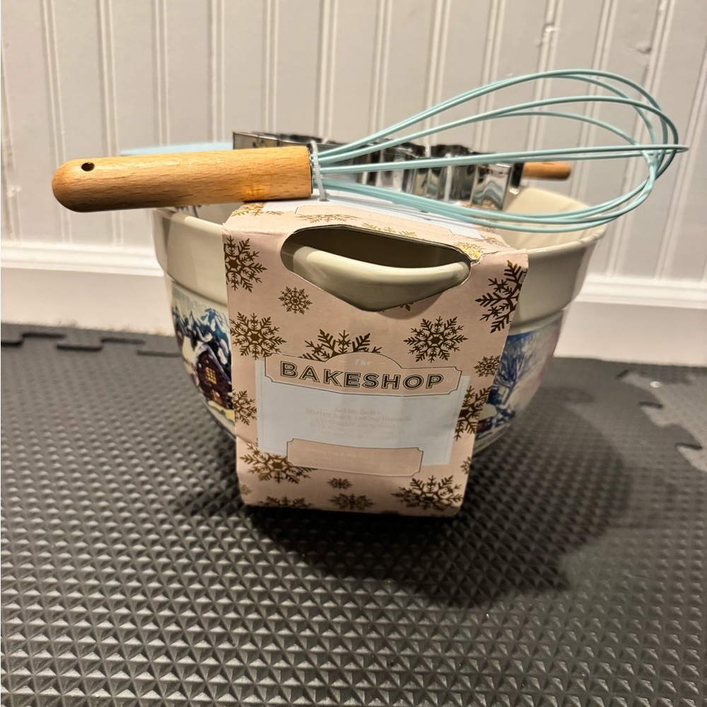 Holiday Mixing Bowl Set with Whisk - Cream and Blue